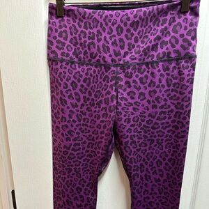 Nike woman Dri fit leggings crop size M/ NWOT